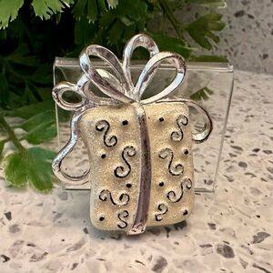 Christmas brooch sparkly gift box